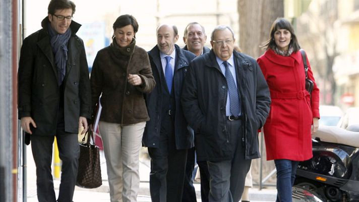 Telediario 1 - Rubalcaba es el primero de los candidatos en depositar sus avales en Ferraz