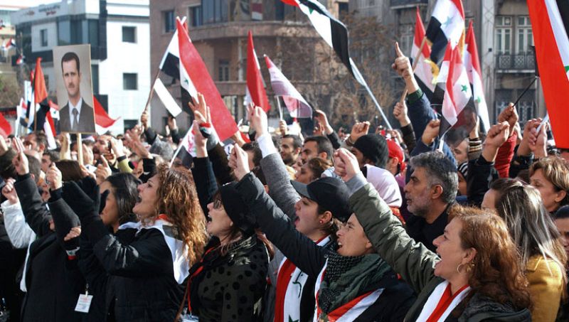  El papa ha exoresado su preocupación por la situación en Siria. Pide el final del derramamiento de sangre y apoya la misión de los observadores, que este lunes se han visto envueltos en un tiroteo en Homs cuando decenas de personas rodeaban su coche