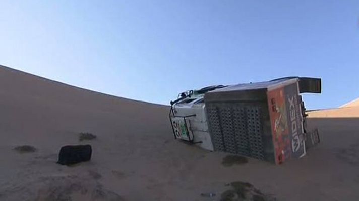 El camión de TVE vuelca en las duna