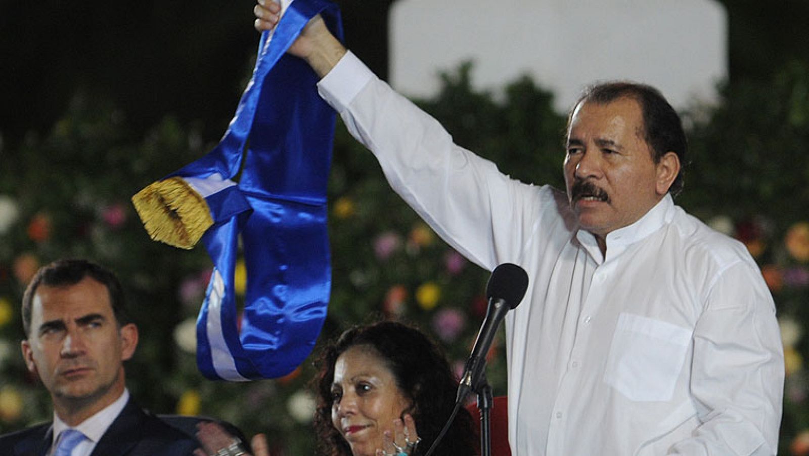  Daniel Ortega es, por tercera vez, presidente de Nicaragua. Ha prometido su cargo, frente a cientos de invitados a la investidura. 