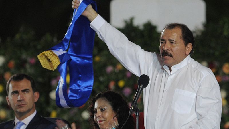  Daniel Ortega es, por tercera vez, presidente de Nicaragua. Ha prometido su cargo, frente a cientos de invitados a la investidura. 