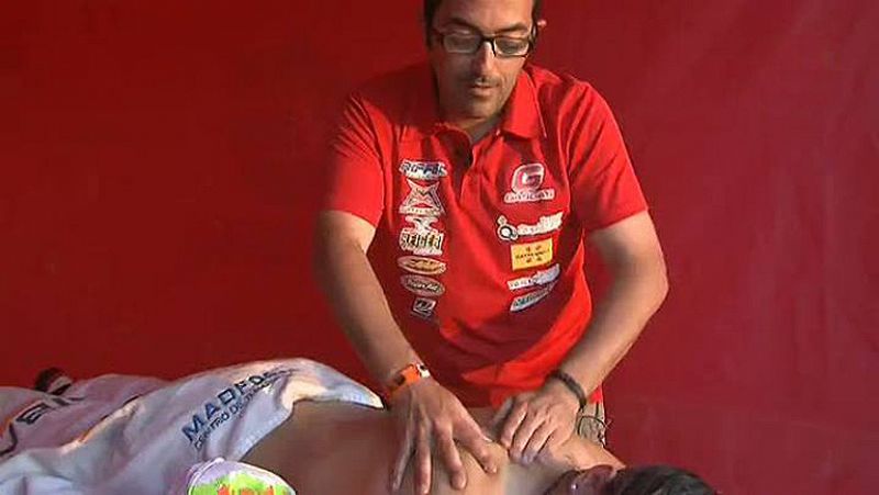 La enviada especial de TVE, Izaskun Ruiz, nos muestra el trabajo de los fisioterapeutas en el Dakar de la mano de Laia Sanz y su masajista.