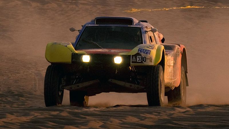 El piloto de coches portugués Francisco Pita ha sido protagonista por su mala suerte. Primero se quedó atascado en un arroyo y cuando consiguió salir, se chocó con otro coche en un pueblo.