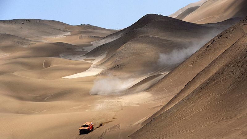 El enviado especial de TVE, Jesús Cebrián, nos enseña como se cabalga una de las mayores dunas del Dakar. Situada en la ciudad chilena de Iquiaque, la duna tiene 220 metros de altura.