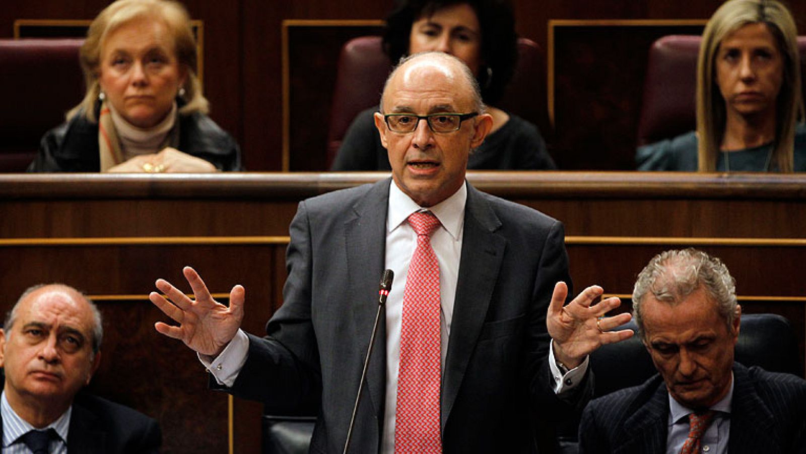  El Gobierno respetará la autonomía económica de las Comunidades, pero podría sancionar a aquellas que no cumplan con el déficit. Lo ha explicado el ministro de Hacienda a los consejeros de economía del PP. Todos se han comprometido a cumplir con el objetivo y reducir el gasto. Por la mañana, los votos a favor de CiU y el Partido Popular respaldaron en el Congreso el Decreto con los recortes del Gobierno. --  Después de aprobarse las medidas de ajuste del Gobierno, el Tesoro Púlico se enfrenta hoy la primera subasta de bonos del año. Intentará colocar entre 4.000 y 5.000 millones de euros -- Este jueves se cumplen dos años del terremoto que destruyó Haití. Miles de personas han salido a la calle para pedir una casa digna. -- El Príncipe de Asturias está de visita oficial en Honduras. Se ha reunido con el presidente, Perfirio Lobo acompañado del nuevo secretario de Estado de Cooperación Internacional, Jesús Gracia. -- Gran polémica en Estados Unidos por un video difundido en Internet  e