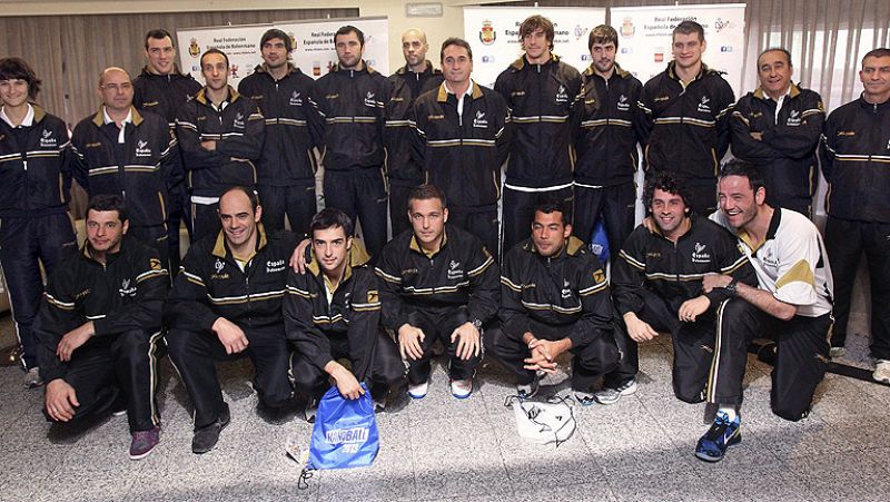 La selección española de balonmano se ha presentado este jueves en Madrid antes de partir a Serbia, donde disputará el Europeo en el que habrá en juego una plaza para los Juegos Olímpìcos. España debutará el próximo lunes frente a la todopoderosa Fra