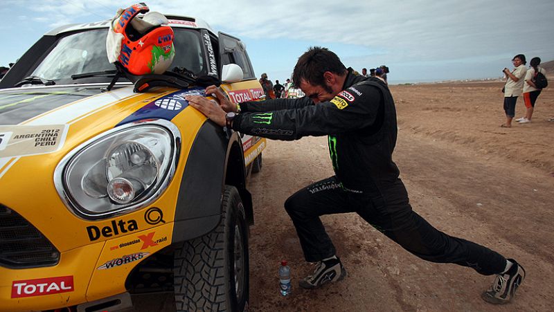 El piloto español de coches Joan 'Nani' Roma (Mini) admitió hoy que el francés Stéphane Peterhansel (Mini) se merece liderar el Dakar y aseguró que no le gustaría ganar el rally por culpa de un error de su compañero de equipo. "No me gustaría mucho g