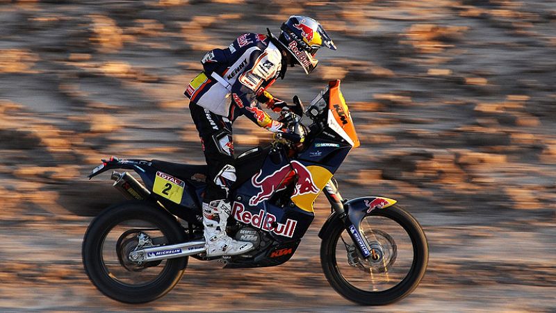 El piloto francés, líder del Dakar, nos enseña como es su forma de pilotar la moto. Despres reconoce que su posición favorita es de pie, con las piernas y los brazos semiflexionados.