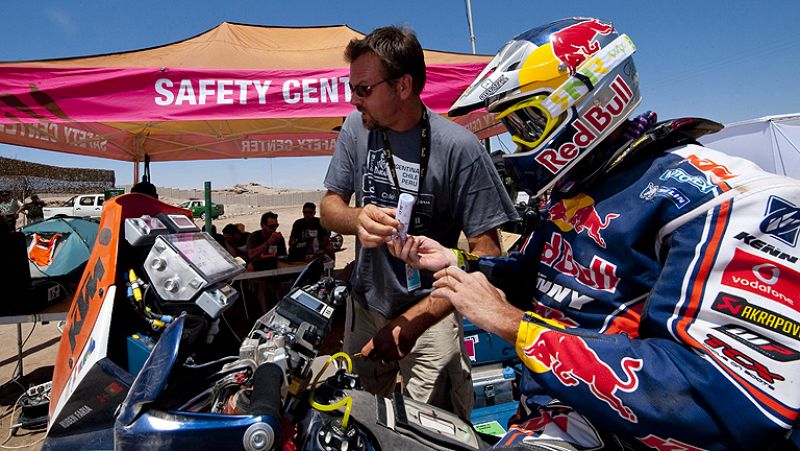 En esta ocasión, Jesús Cebrián nos muestra cómo pasan los pilotos por los puntos de control del Dakar y las dificultades de los comisarios para sellar las cartillas.