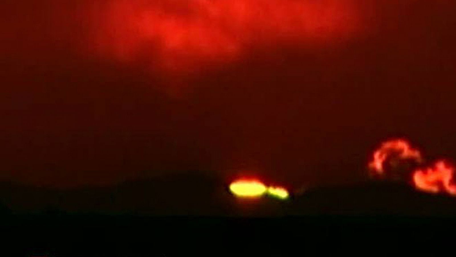 El rayo verde, un sorprendente fenómeno físico, se produce en raras circunstancias cuando el sol se pone sobre el mar. Un fotógrafo faponés ha logrado captarlo en unas imágenes espectaculares.