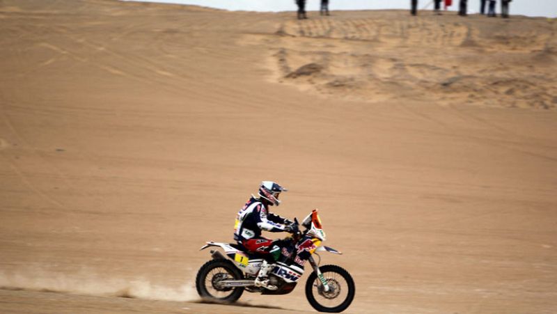 En el Dakar sigue la lucha sin cuartel entre Ciryl Despres y Marc Coma en la categoría de motos. Tan solo les separan 2' 22", pero el francés le está realizando un marcaje muy estrecho a Coma que lo sigue intentando.