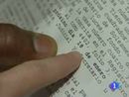 Telediario 1 - Una mujer en paro acoge a una familia africana que ha sido desahuciada