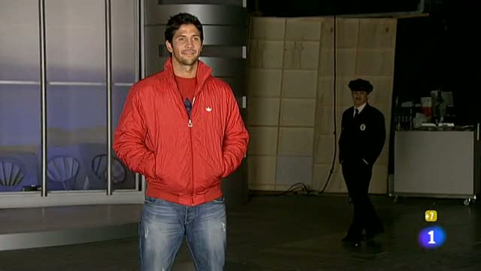 El vigilante, especialista en molestar a famosos, se dedica a fastidiar al tenista Fernando Verdasco: "¿Usted es Fernando Berdejo? Este año habéis ganao, pero has palmao en dobles".