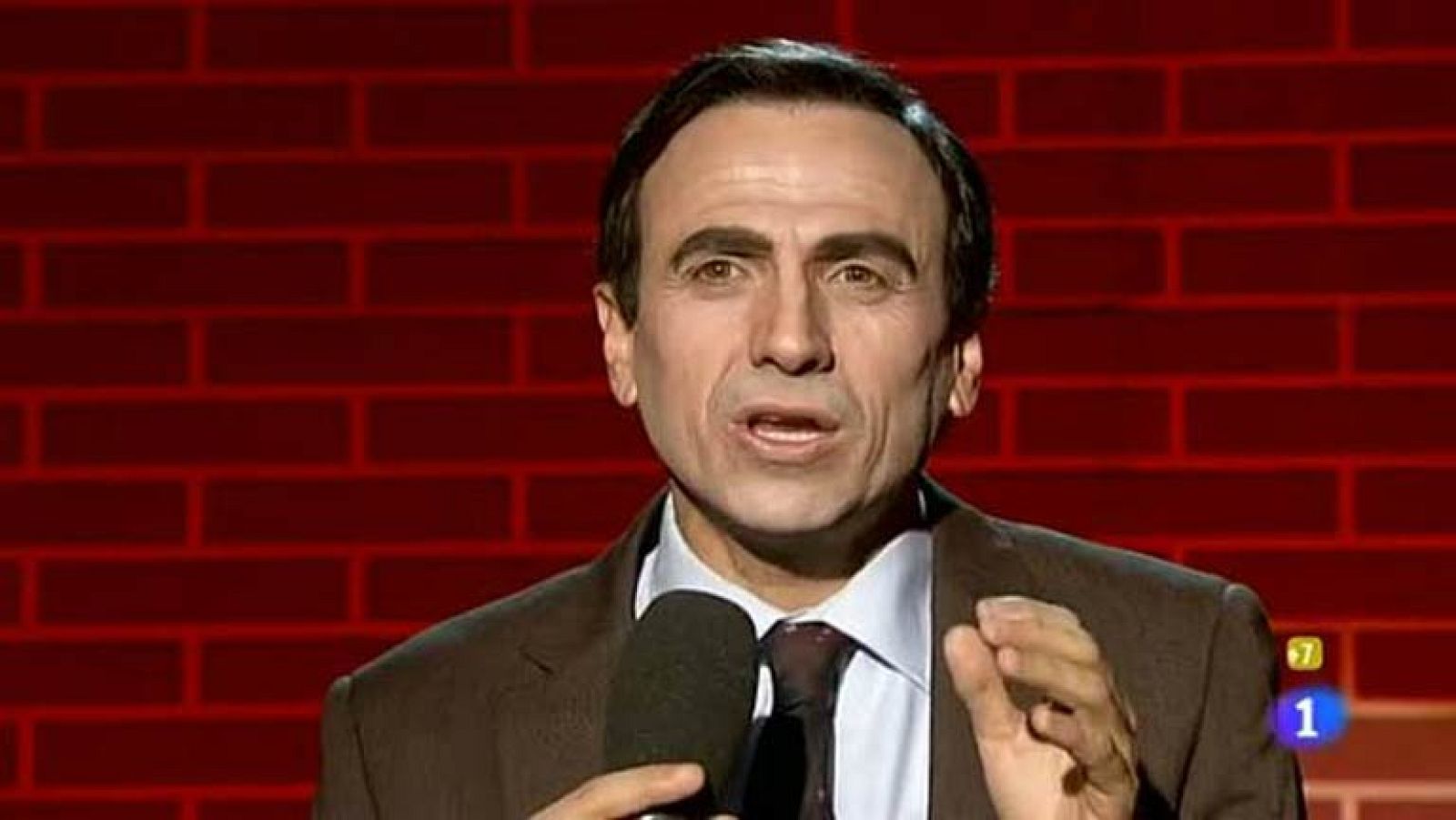 El político José Bono acude al club de la comedia y cuenta el chiste del hombre con el plátano en la oreja.