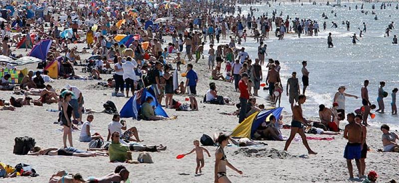 El buen tiempo ya permite ir a la playa en muchos lugares