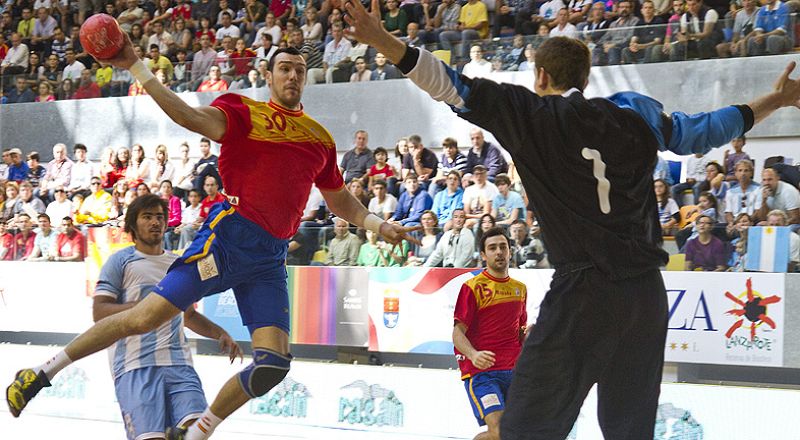 La selección española de balonmano ha puesto este sábado rumbo a Serbia, donde disputará el Europeo que otorga una plaza para los Juegos Olímpicos de Londres.