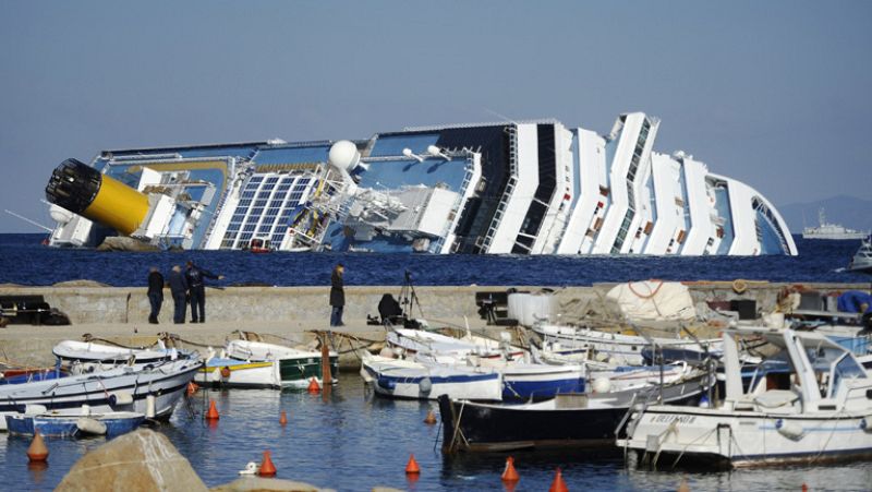 Sigue la búsqueda de desaparecidos o atrapados en el barco Costa Concordia
