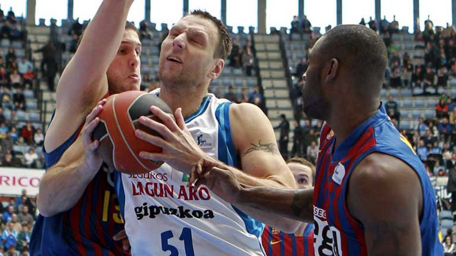 El FC Barcelona Regal cortó la espectacular racha del Lagun Aro GBC, que sufrió la férrea defensa azulgrana y poco pudo hacer para evitar la derrota (56-71).