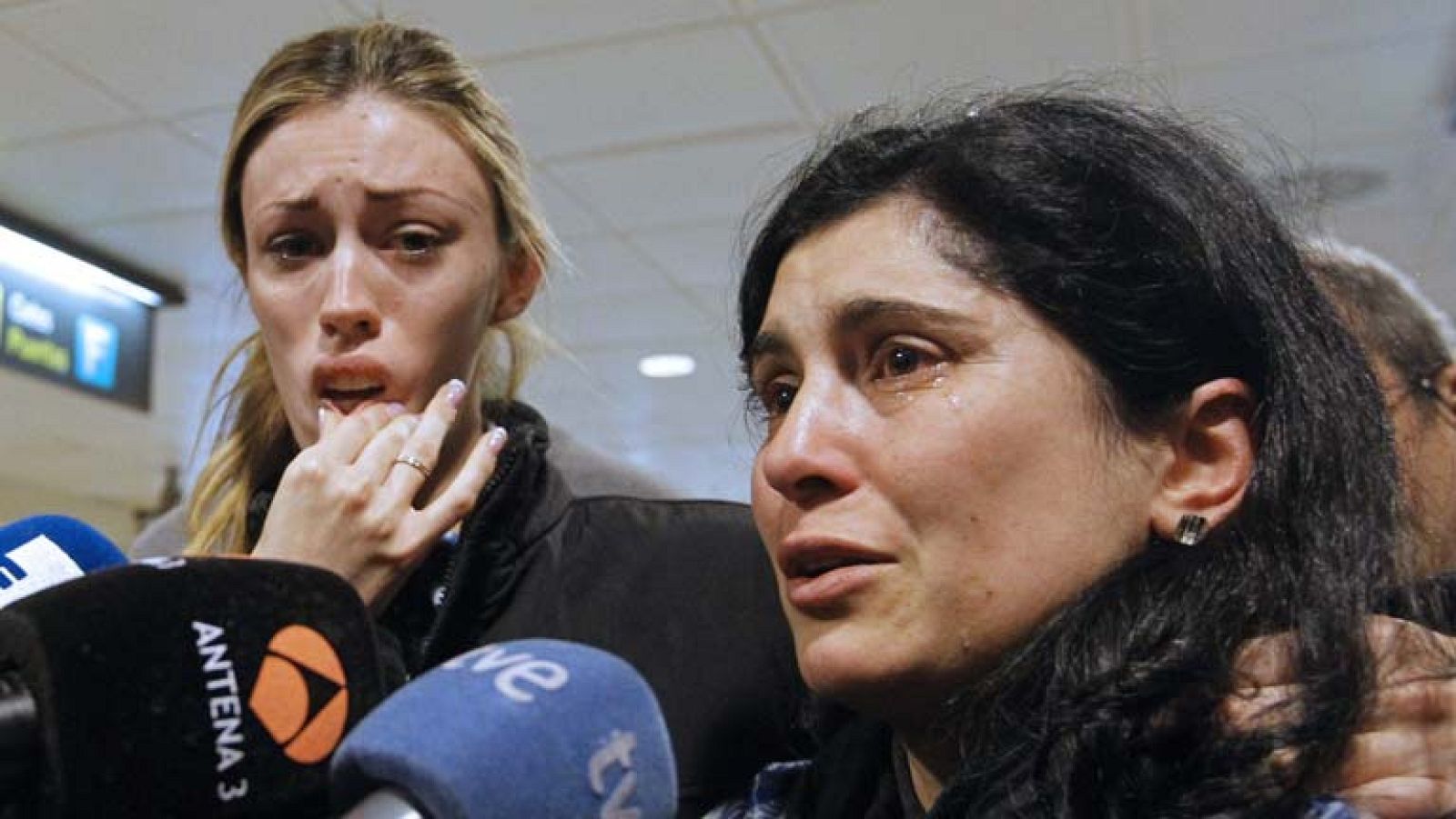 Los náufragos españoles del crucero 'Costa Concordia' esperan desde primeras horas de esta mañana ante el mostrador dedicado a ellos en el aeropuerto romano de Fiumicino, para que les busquen un vuelo a casa, entre las lágrimas por la horrible experiencia y la indignación porque "nada funcionó". han asegurado que pondrán una denuncia conjunta contra la empresa responsable.