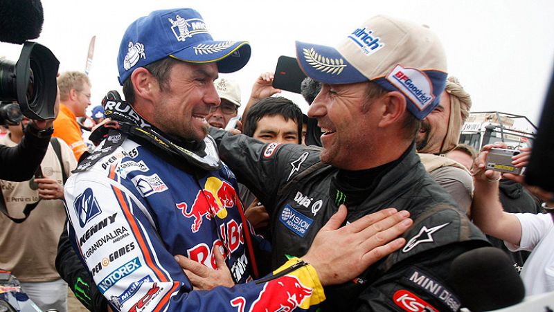 La histórica Plaza de Armas de Lima fue el escenario elegido para bajar el telón del Dakar 2012, en el que Cyril Despres y Stéphane Peterhansel consiguieron un doblete francés que engrosa el palmarés de estos dos veteranos pilotos en el rally más dur