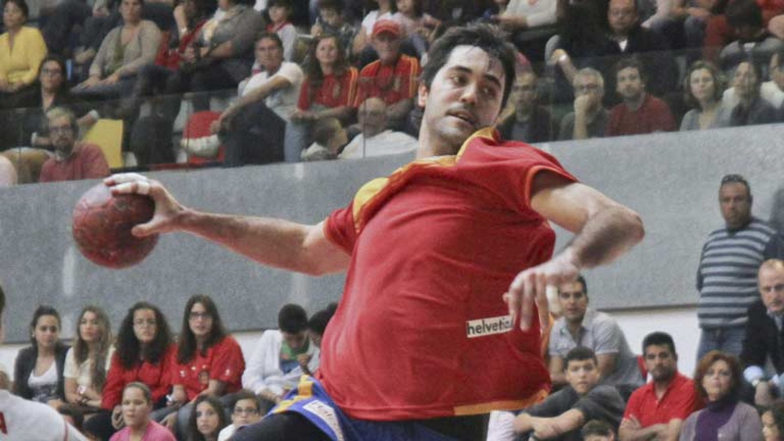 Ya ha comenzado en Serbia el Campeonato de Europa de balonmano donde España buscará una plaza para los Juegos de Londres. El lunes se estrena la selección que dirige Valero Rivera frente al rival más dificil, Francia, la campeona de todo, del Mundo,