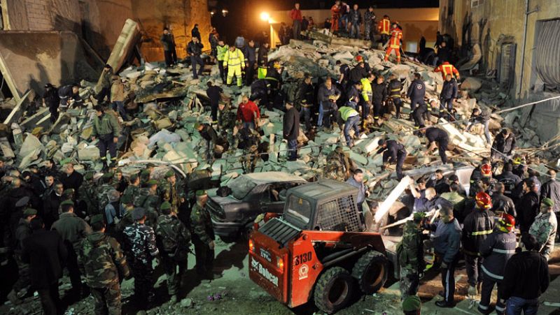 Mueren 13 personas al derrumbarse un edificio en un barrio residencial en Beirut
