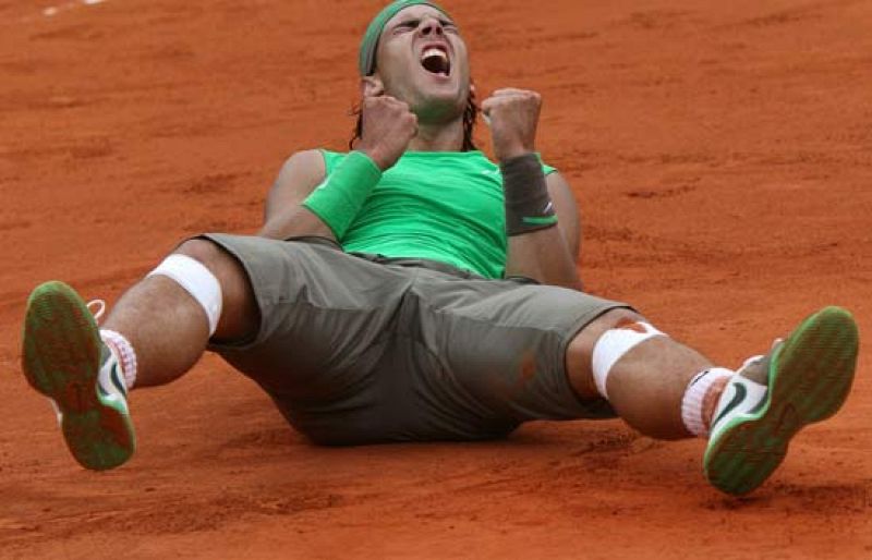 Nadal habla con Corretja tras ganar a Djokovic