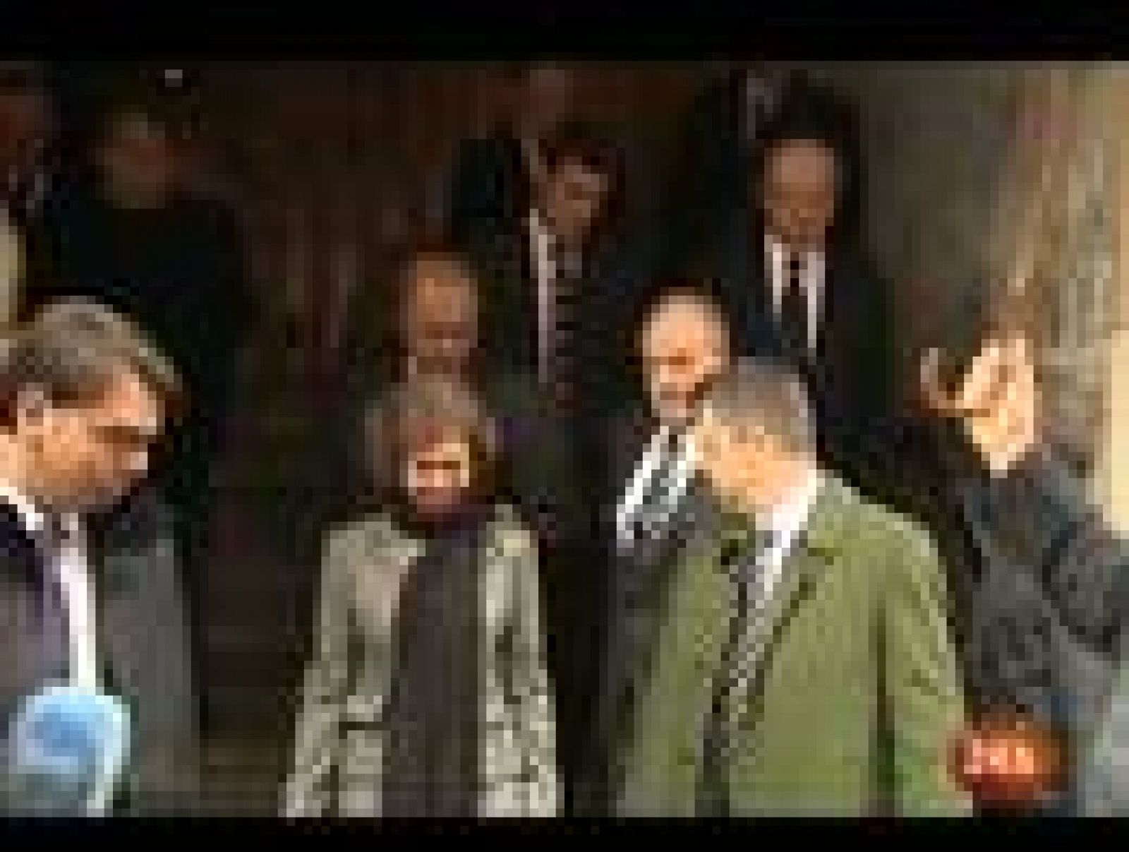 Los reyes visitan la capilla ardiente de Fraga | Ver