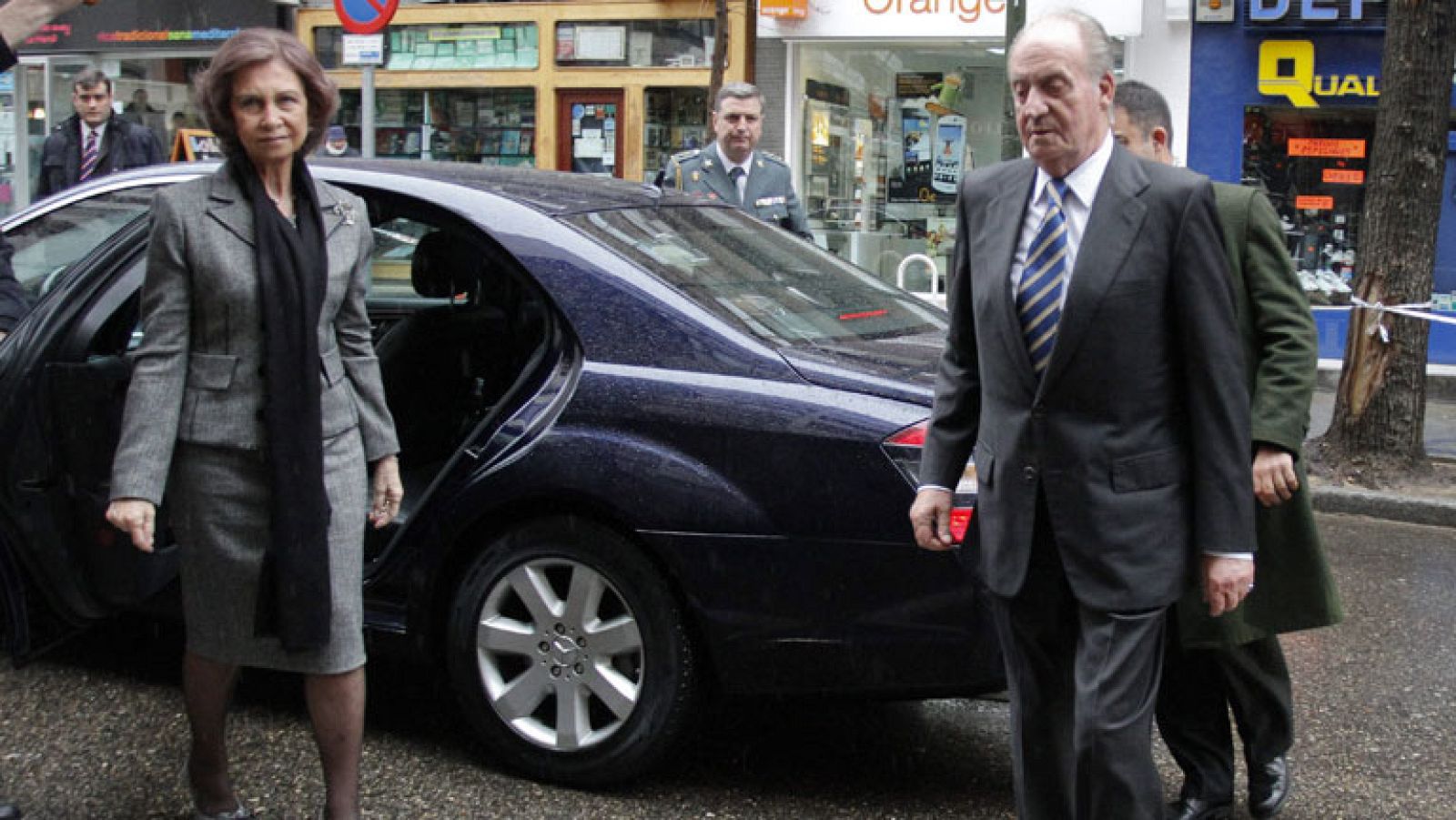 Los reyes han visitado  la capilla ardiente del presidente fundador del PP para trasladar sus condolencias a la familia del político gallego. Don Juan Carlos y doña Sofía han llegado poco después de las 15:30 horas al domicilio madrileño de Fraga, en el barrio de Argüelles, directamente desde el Palacio Real, donde se ha celebrado la ceremonia de entrega del Toisón de Oro al presidente francés, Nicolas Sarkozy, y un posterior almuerzo. Poco después ha llegado también hasta la capilla ardiente la infanta Elena. A la salida, los periodistas han pedido al monarca una valoración de la figura del expresidente de la Xunta y el rey ha señalado que su fallecimiento es "una pena".