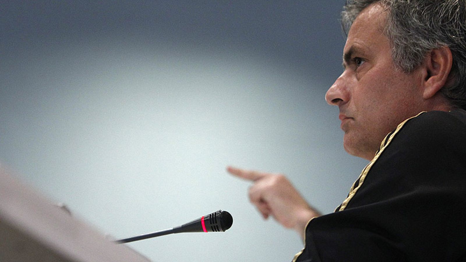 El entrenador del Real Madrid, Jose Mourinho, ha lamentado en la rueda de prensa previa al enfrentamiento contra el Barcelona en cuartos de Copa que se critique todo lo que haga respecto a la alineación. Además, ha defendido a Cristiano Ronaldo y ha asegurado que Di María no está lo bien que pensaban.