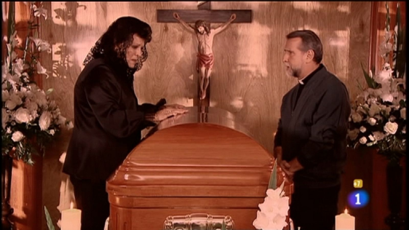 Cielo rojo - Capítulo 4 - El joven Andrés Rentería, tras diez años de ausencia, regresa al pueblo para vender la hacienda - Ver ahora