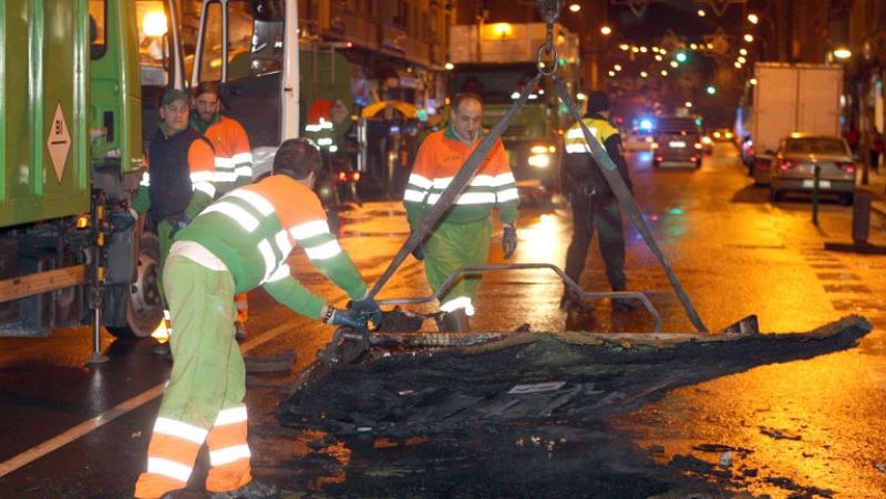 Manifestación de apoyo en Bilbao a los etarras detenidos cerca de París termina con la quema de contenedores