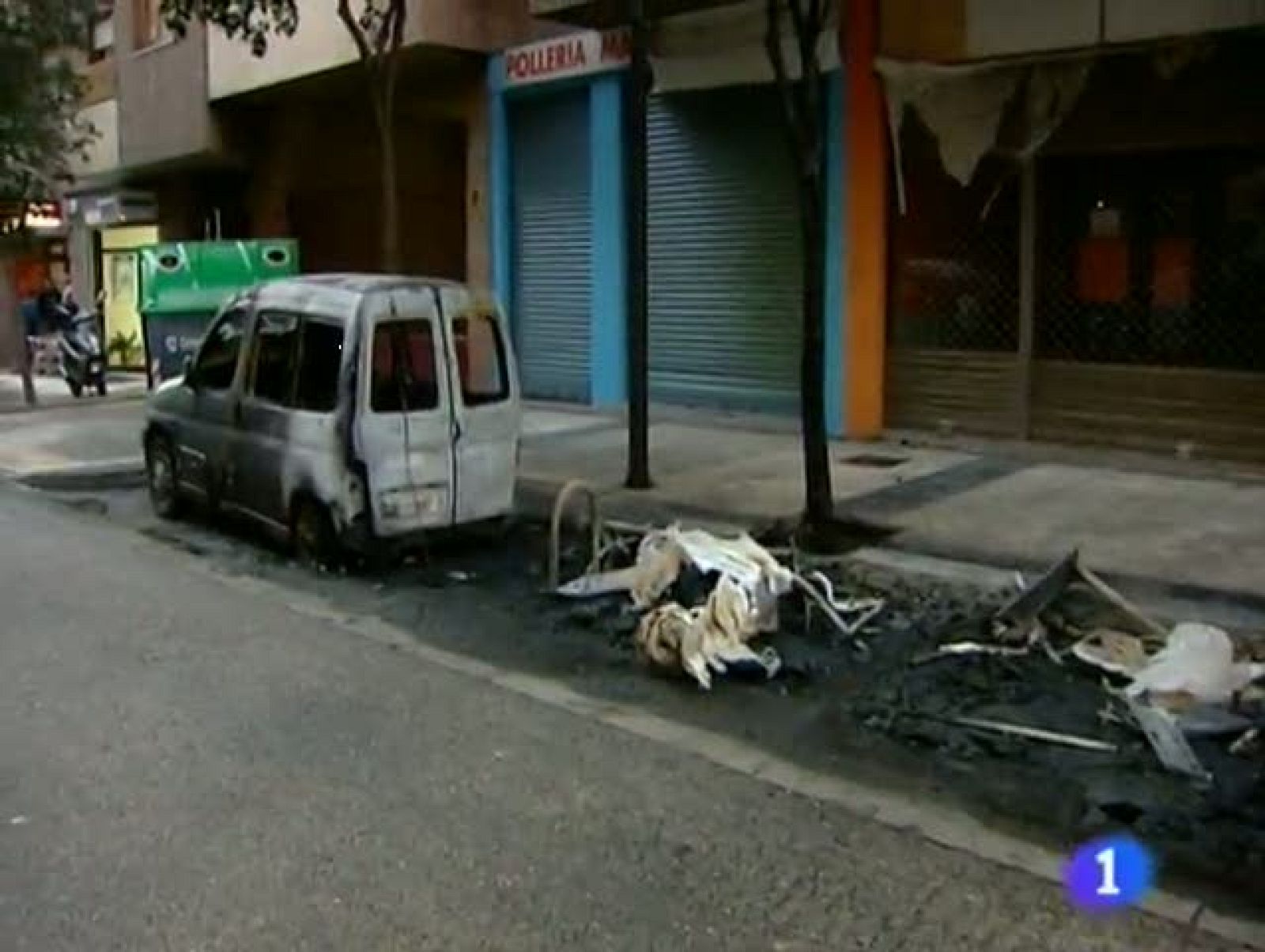 Once contenedores quemados en Zaragoza.Los presupuestos de 2012 llegan por segunda vez a las Cortes.Aplazado el desahucio de Mamadou. 