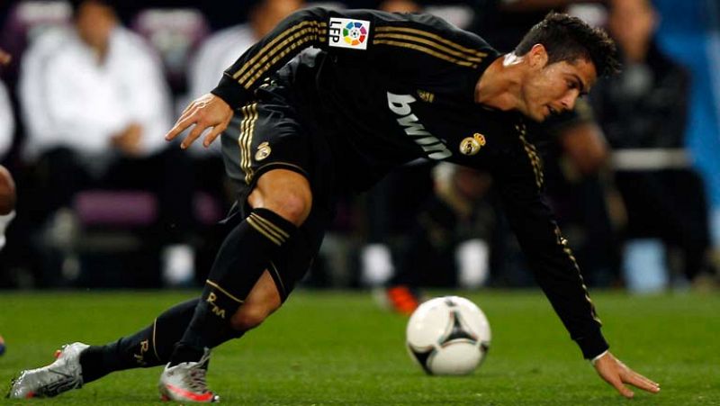 Todos los clásicos son un escaparate de estrellas del balón y este no será, obviamente, una excepción. Nada menos que ocho jugadores del Real Madrid y del Barça han sido incluídos en el equipo del año 2011 que han elegido los internautas en la web de