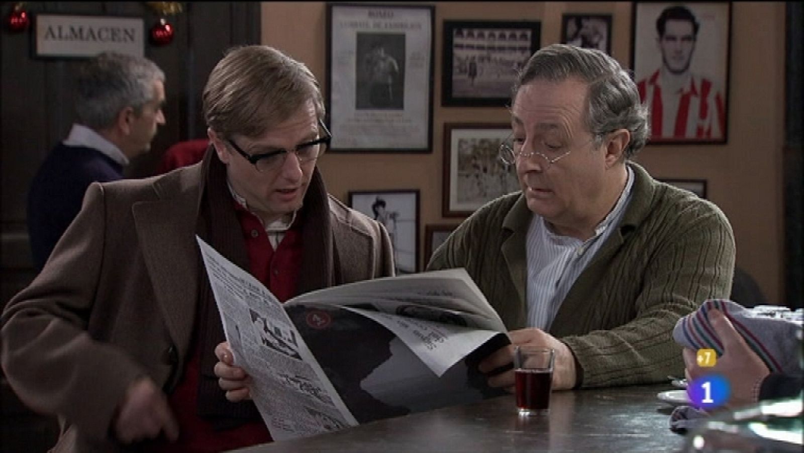 Amar en tiempos revueltos - T7 - Capítulo 93 - Inquietud por la presencia de unos tipos de bata blanca que realizan experimentos por el barrio - Ver ahora