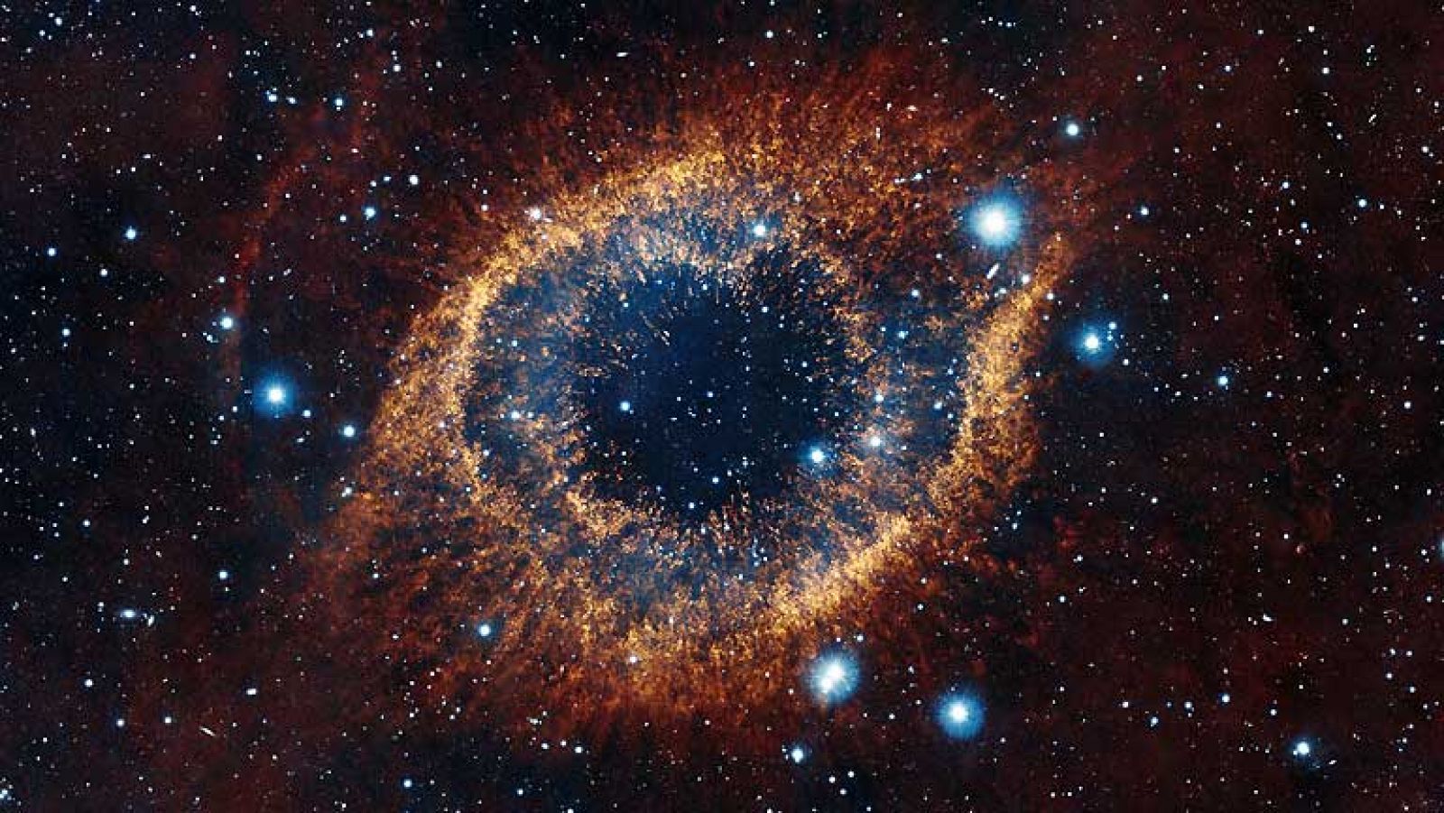 Es una de las nebulosas más espectaculares del universo. Un estraño objeto que se asemeja a un ojo que todo lo ve en el espacio. El telescopio VISTA del ESO ha capturado una nueva imagen de la Nebulosa de la Hélice. Esta imagen, tomada en luz infrar