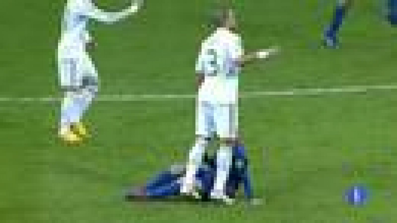 Telediario 1: Lamentable pisotón de Pepe a Messi | RTVE Play