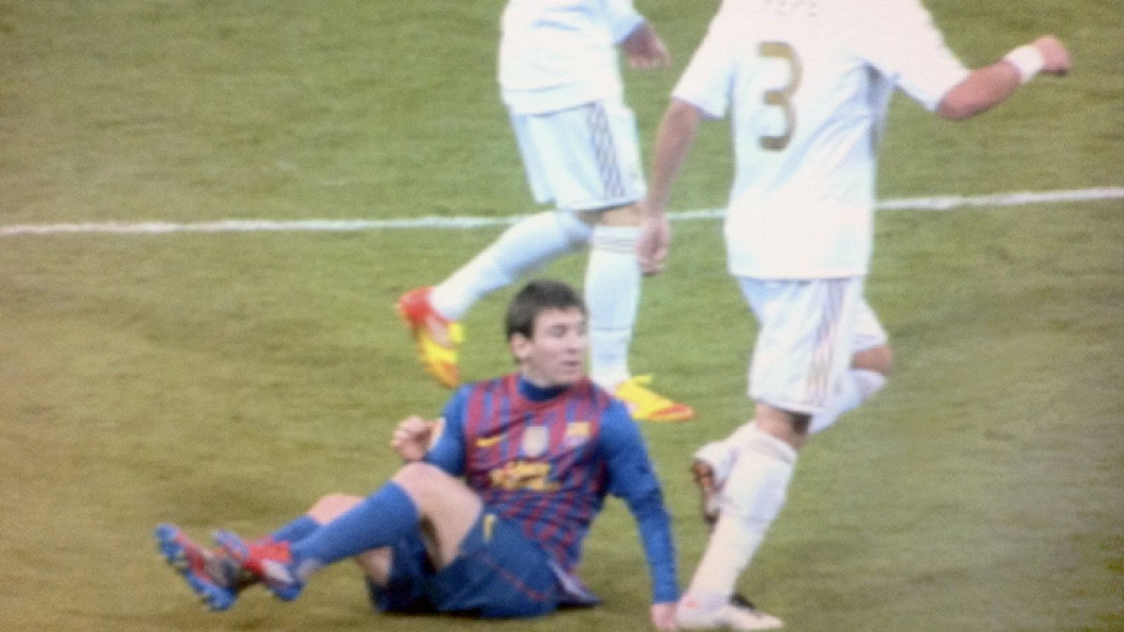 Lamentable pisotón de Pepe a Messi