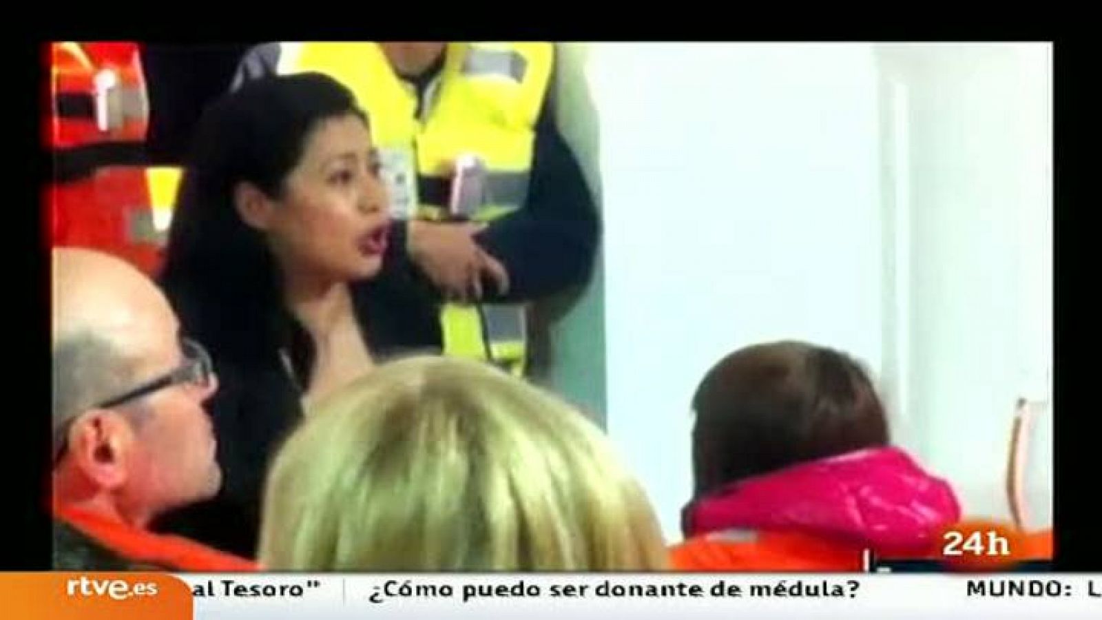 Un vídeo amateur muestra a un miembro de la tripulación del 'Costa Concordia' informando a los pasajeros de que no hay ninguna emergencia. "Está todo bajo control, podéis volver a las cabina", asegura.