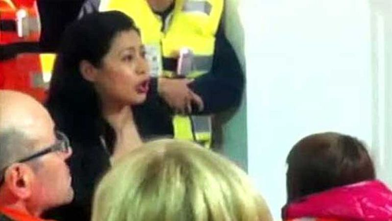  Un vídeo amateur muestra a un miembro de la tripulación del 'Costa Concordia' informando a los pasajeros de que no hay ninguna emergencia. "Está todo bajo control, podéis volver a las cabina", asegura. 