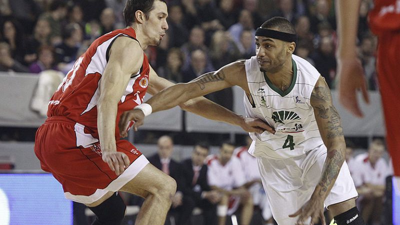 El Assignia Manresa apura sus opciones de entrar en la Copa del Rey al ganar con contundiencia al Unicaja de Málaga por 68-88.