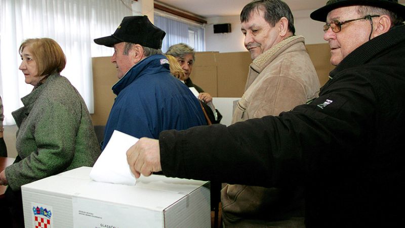 Los croatas votan en referéndum para intentar entrar en la Unión Europea  
