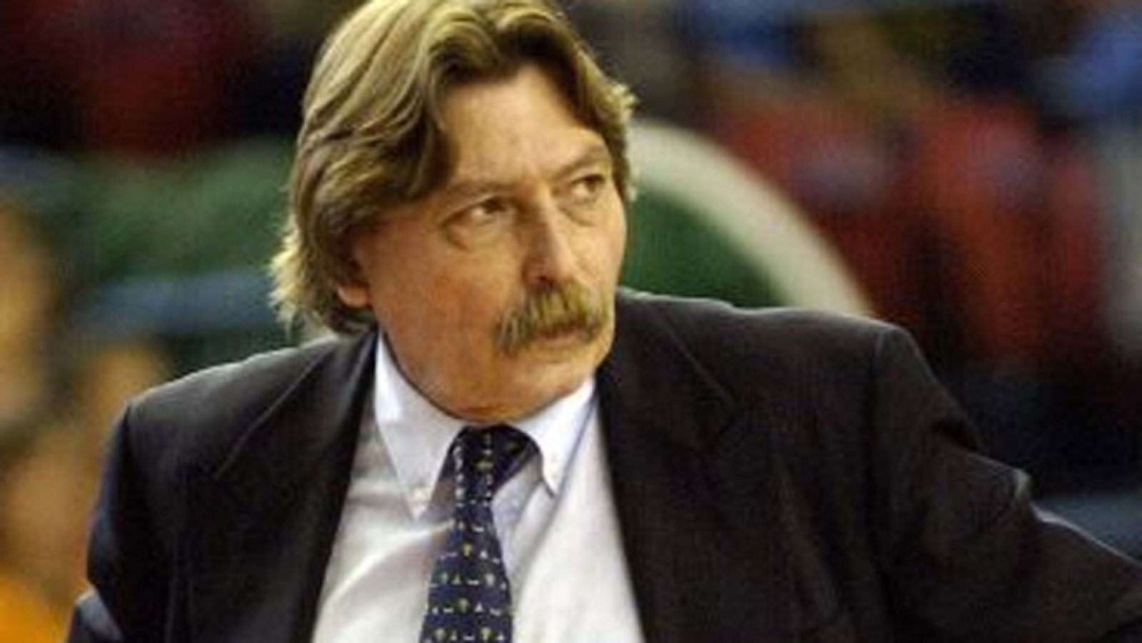 El entrenador de baloncesto y comentarista de TVE Manel Comas ha anunciado a través de una carta, leída por Arseni Cañada en Teledeporte, que padece cáncer y que abandonará temporalmente su puesto de comentarista para recuperarse.