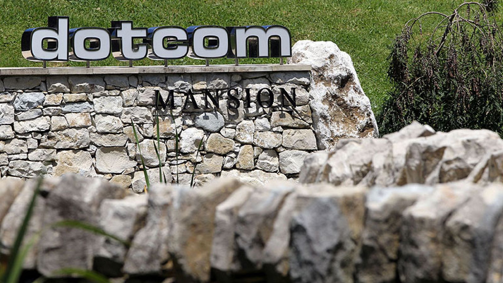 España garantiza su compromiso con la estabilidad presupuestaria de la zona euro. Lo explicará el ministro de Economía a sus homólogos comunitarios, hoy en el Eurogrupo y mañana en el Ecofin. 