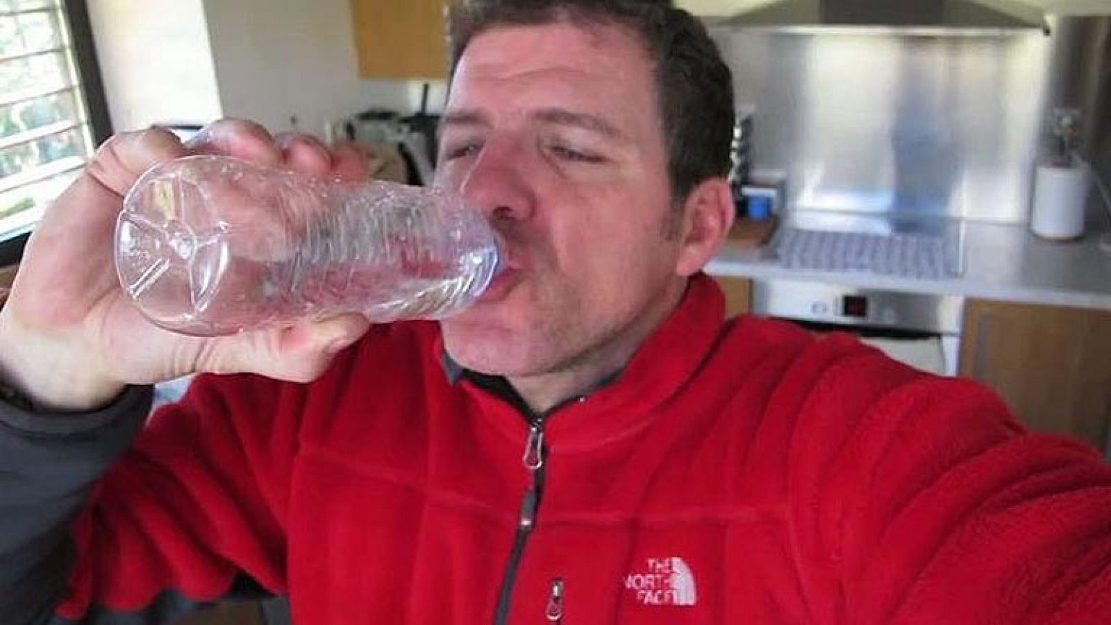 Climas extremos - Mario Picazo se bebe el agua de Atacama