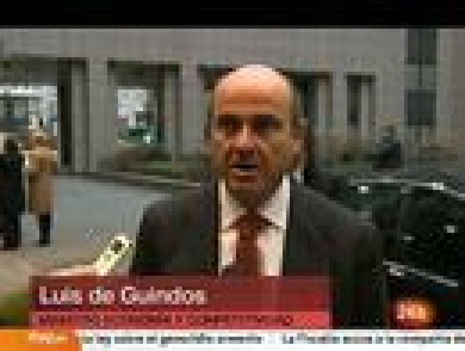  El ministro español de Economía, Luis de Guindos, ha asegurado que la estrategia de política económica de España fue "bien recibida" por el Eurogrupo que se reunió en Bruselas este lunes, a pesar de que sus colegas europeos insistieron en pedirle má