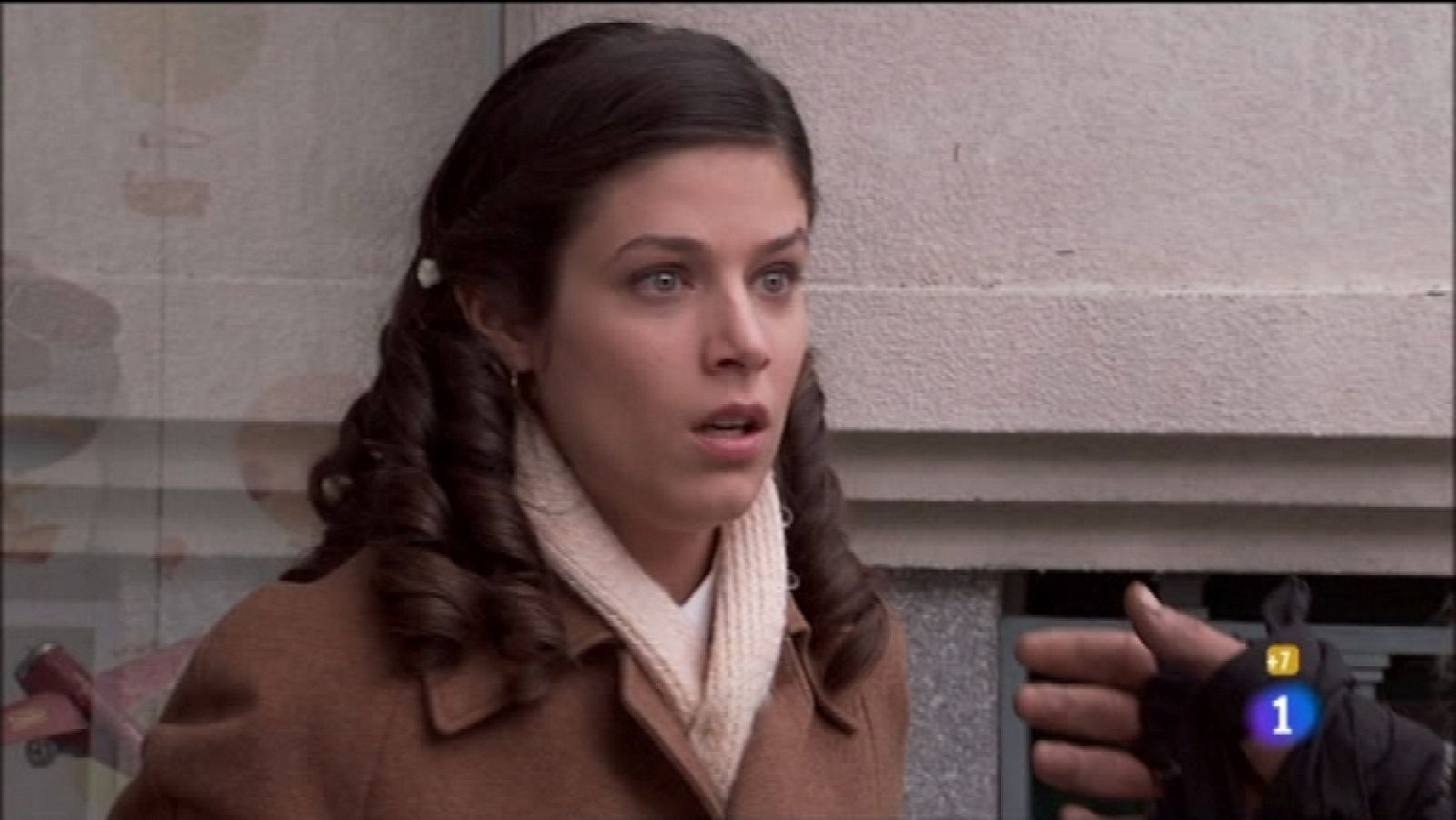 Amar en tiempos revueltos - T7 - Capítulo 97  - Un harapiento vagabundo asusta a Estrella. Rocío seduce a Rubín para sellar la paz - Ver ahora