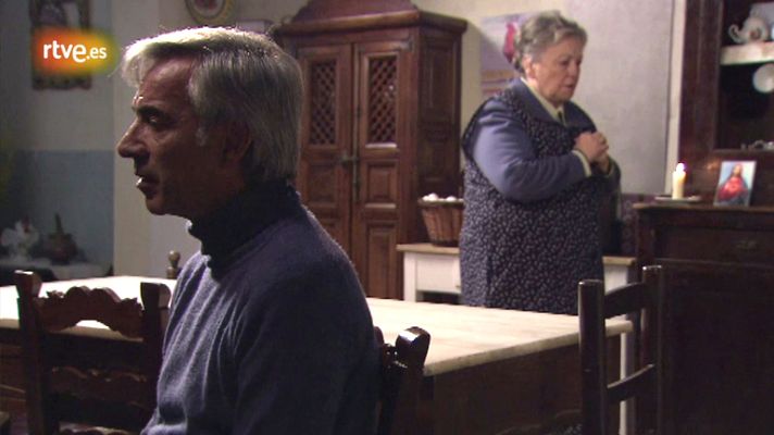 Cuéntame cómo pasó - Antonio y Herminia rezan por Merche