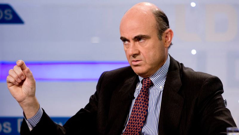 De Guindos descarta "de momento" una subida del IVA