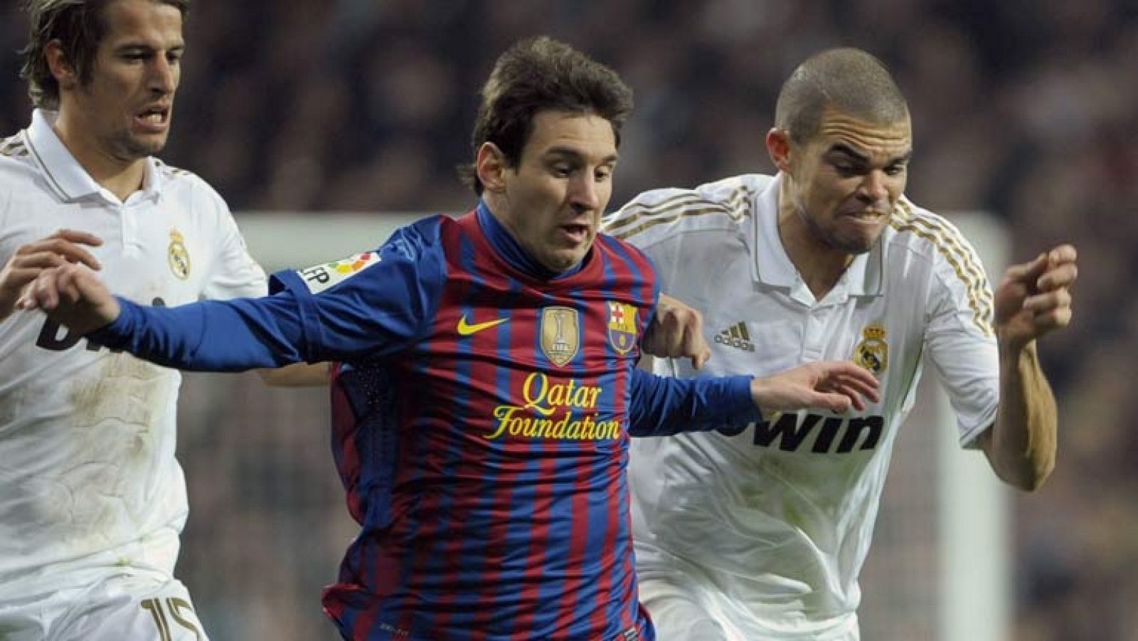 Suave sesión en el Camp Nou antes del 'Clásico' contra el Real Madrid... Messi, a un tanto de igualar el récord de César que con 14 es el máximo artillero culé en los clásicos. Otro empate busca Xavi Hernández, el día que cumple 32 vivirá su Barça-Ma